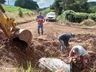 Equipe de Obras realiza retirada de árvore caída sobre ponte em SJCedro
