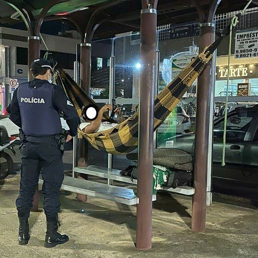 Foragido da Justiça é preso após armar rede em ponto de ônibus no DF