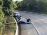 Carro capota em acidente com motocicleta na BR-282