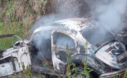 Fusca pega fogo na SC-305 entre Campo Erê e São Lourenço do Oeste