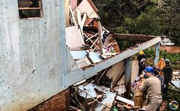 VÍDEO: Durante tornado, casa desaba sobre família em Descanso