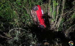 Motorista perde o controle de carro, capota e se choca com árvores na BR-163 