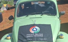Fusca furtado é encontrado coberto com panos no pátio de casa 