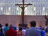 Com igreja cheia, fiéis acompanham celebração de Finados do lado de fora