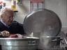 Idoso de 90 anos dedica vida a cozinhar para moradores de rua