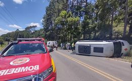 Van da Secretaria de Saúde tomba com pacientes em rodovia de SC