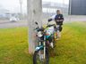 Motociclista sofre ferimentos após colisão em placa de sinalização e poste em SMOeste