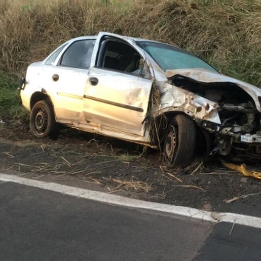Homem fica ferido após colidir veículo em barranco