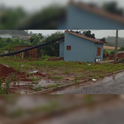 Ventos fortes causam destelhamentos e quedas de árvores em SMO e Descanso