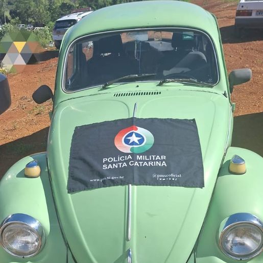 Fusca furtado é encontrado coberto com panos no pátio de casa 