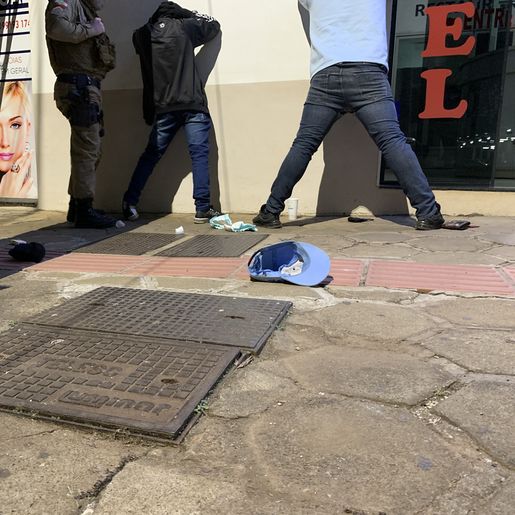 Trio de venezuelanos é flagrado tentando furtar farmácia no centro