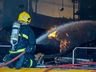 Bombeiros trabalham no rescaldo do incêndio no Super Vipi Center