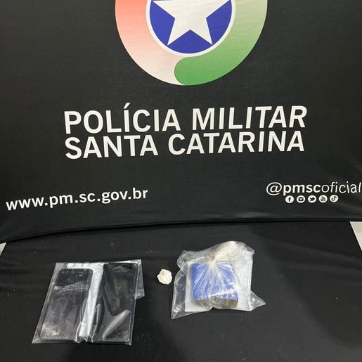 Dois homens são presos por tráfico de drogas em praça de SMO 