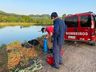 Bombeiros localizam fuzil após queda de viatura em açude de SMOeste