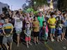 Cedrenses lotam a praça central a espera do Papai Noel em São José do Cedro