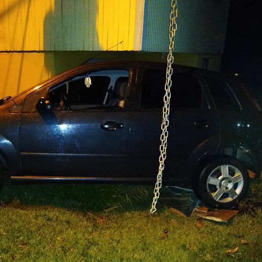 Motorista embriagado colide em carro e residência em SJCedro