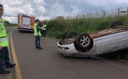 Motorista sofre escoriações em capotamento na SC-160 