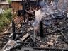 Bombeiros combatem incêndio que destruiu duas casas em Maravilha