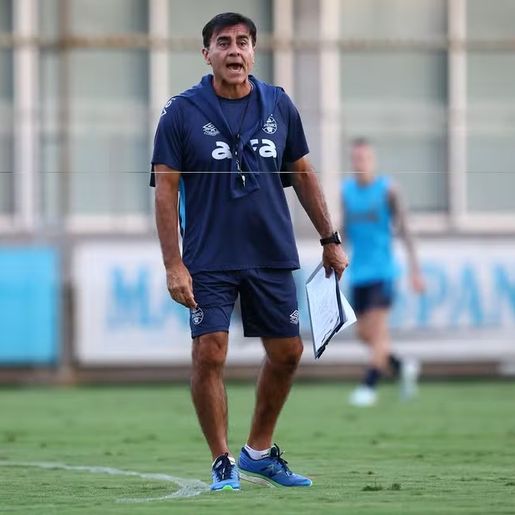 Pressionado, Quinteros precisa driblar desfalques do Grêmio contra o Ceará