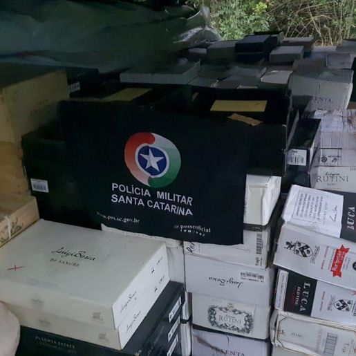 PM encontra depósito de vinho improvisado em área rural