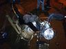Jovem sofre ferimentos ao colidir moto contra carro e caminhão