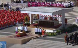 “Construir pontes e não muros”: Como foi discurso de cardeal no funeral de papa Francisco