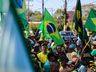 VÍDEO: Dezenas de pessoas participam de ato em frente ao 14º RCMec