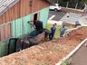 Veículo atinge residência em saída de pista deixando quatro feridos