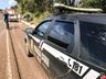 VÍDEO: Veículo pega fogo após acidente e policial civil combate incêndio