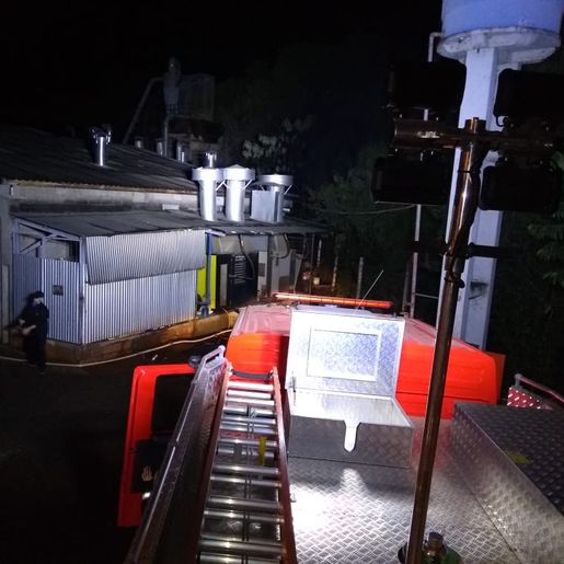Bombeiros combatem incêndio em fábrica de móveis