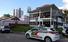 Homem foge correndo de sex shop após furtar vibradores