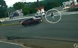 Câmera flagra motorista abandonando carro após colisão em poste em SMO
