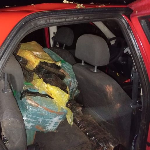 Motorista capota carro carregado com drogas e fica ferido em Saltinho 
