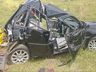 Acidente entre carro e caminhão deixa um casal e uma criança gravemente feridos na BR 163 