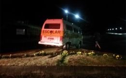 Jovem furta Kombi, bate em canteiro na fuga e acaba preso 
