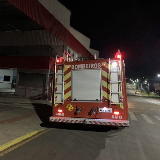 Corpo de Bombeiros atende princípio de incêndio em galpão 