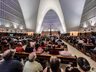Fiéis lotam Igreja Matriz em celebração de véspera de Natal