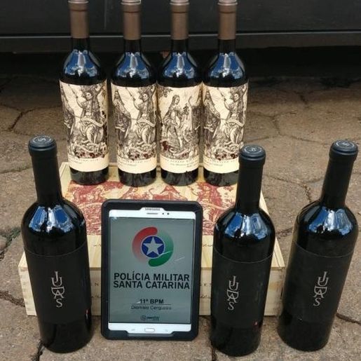 Homem tem veículo apreendido pela polícia por descaminho de vinho Argentino 
