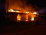 Bombeiros combatem incêndio em residência no interior de Riqueza