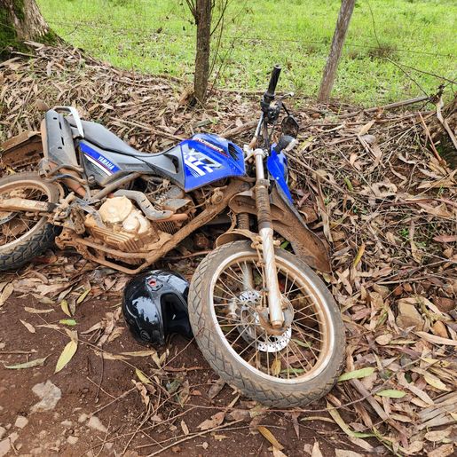 Motociclista fica ferido em colisão com reboque no interior de Itapiranga