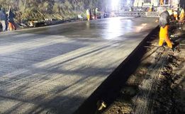 Primeiras cargas de concreto são despejadas na BR-163, em São José do Cedro