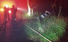 Rapaz morre em saída de pista e colisão de carro em árvore na SC 283