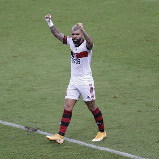 Sem piedade, Flamengo atropela o Grêmio em plena Arena e entra na briga pelo título