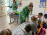 Atividade educativa de saúde bucal entrega kis em escolas de Guarujá do Sul