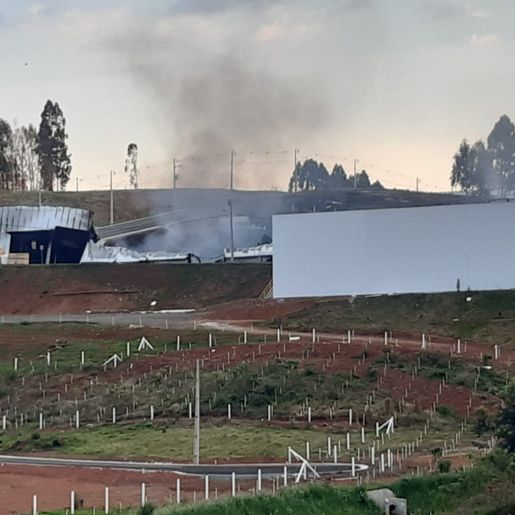 Bombeiros são novamente chamados para ocorrência de incêndio em empresa de Xaxim