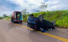 Mulher fica ferida após carro sair da pista e capotar na SC-492 em Barra Bonita