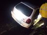 Carro sai da pista e cai em sarjeta na BR-163