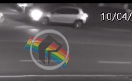 Motorista bate carro em caminhão estacionado e foge em SMOeste; VÍDEO