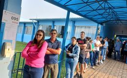 Eleitores formam filas nos dois maiores locais de votação em Iporã do Oeste