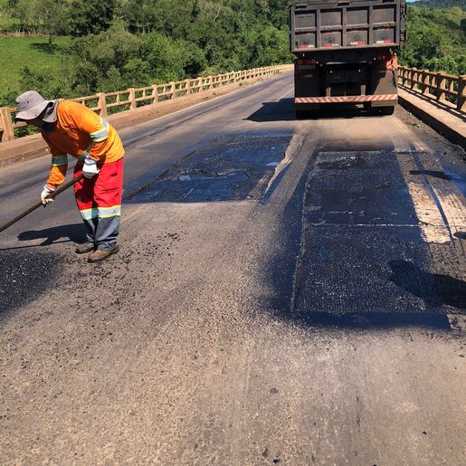DNIT realiza ação tapa-buracos na ponte sobre o Rio das Antas